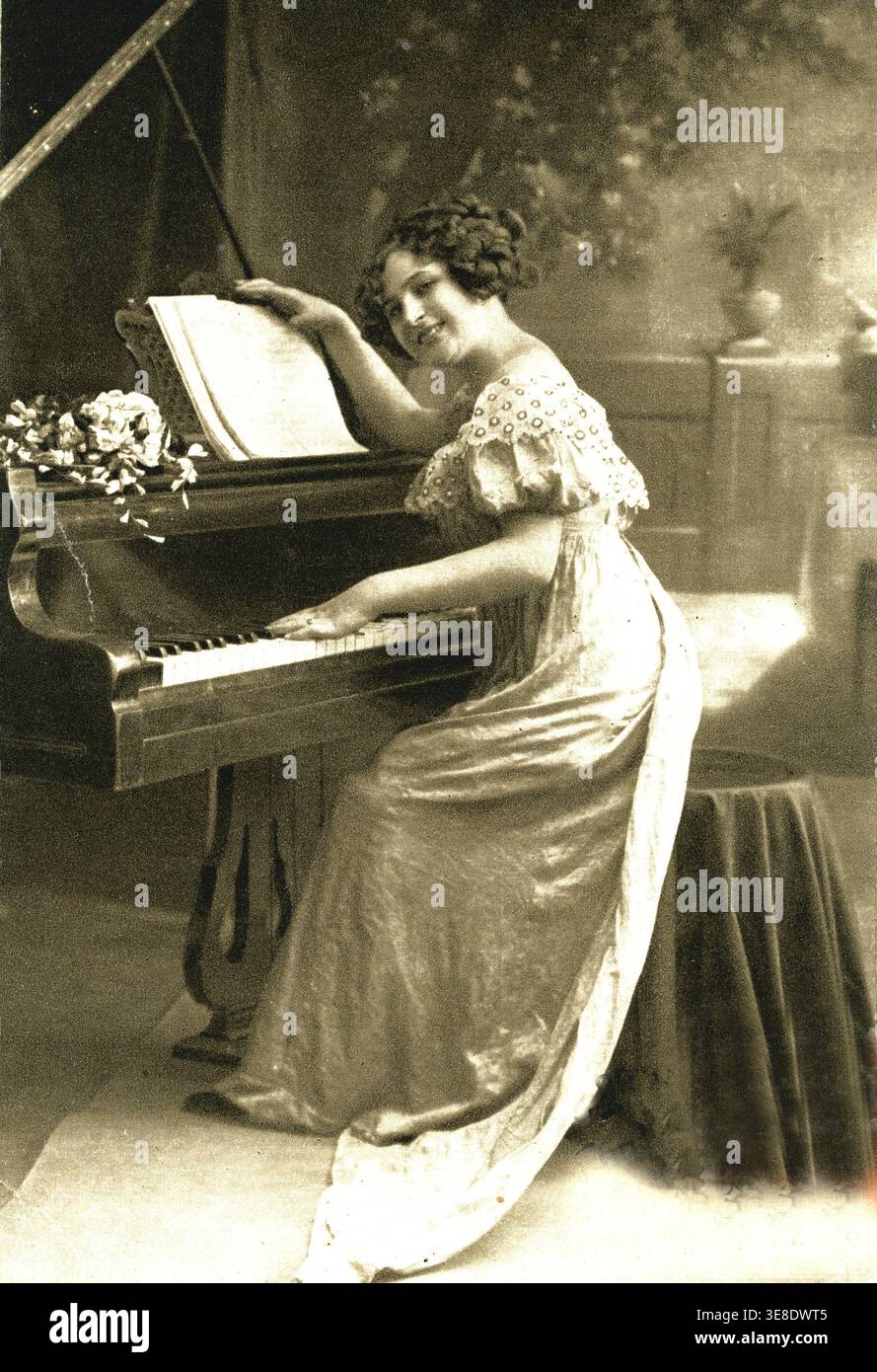 Belle pianiste : carte postale 1920 Banque D'Images