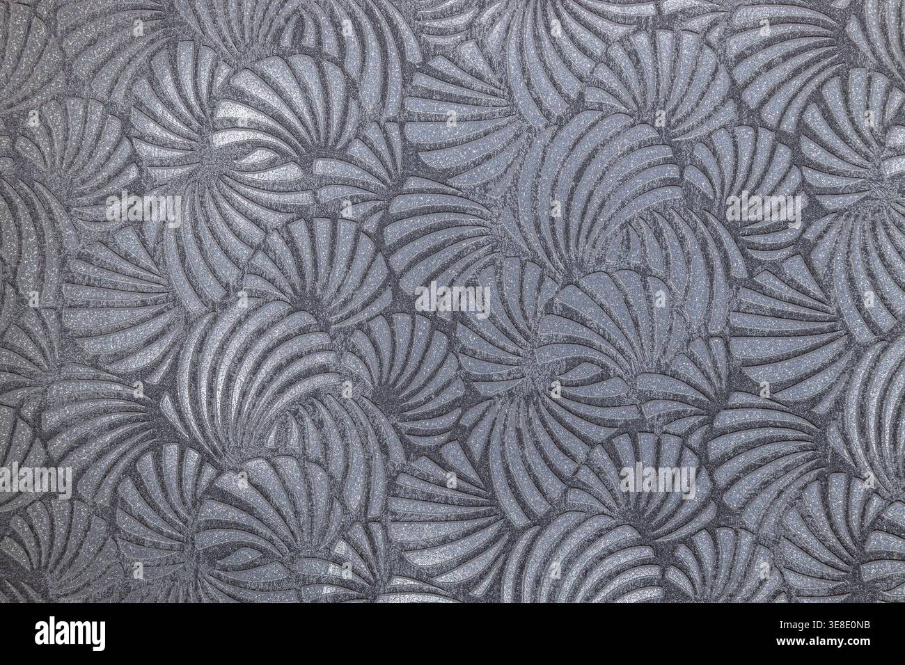 Élégant papier peint art déco gris avec un motif géométrique répétitif en éventail avec des accents argentés métalliques. Banque D'Images