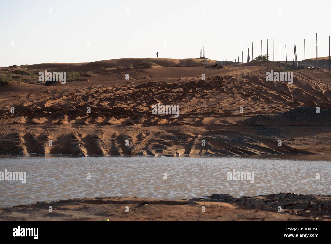 Paysage désertique avec plan d'eau et dunes de sable à Oman scène naturelle unique Banque D'Images