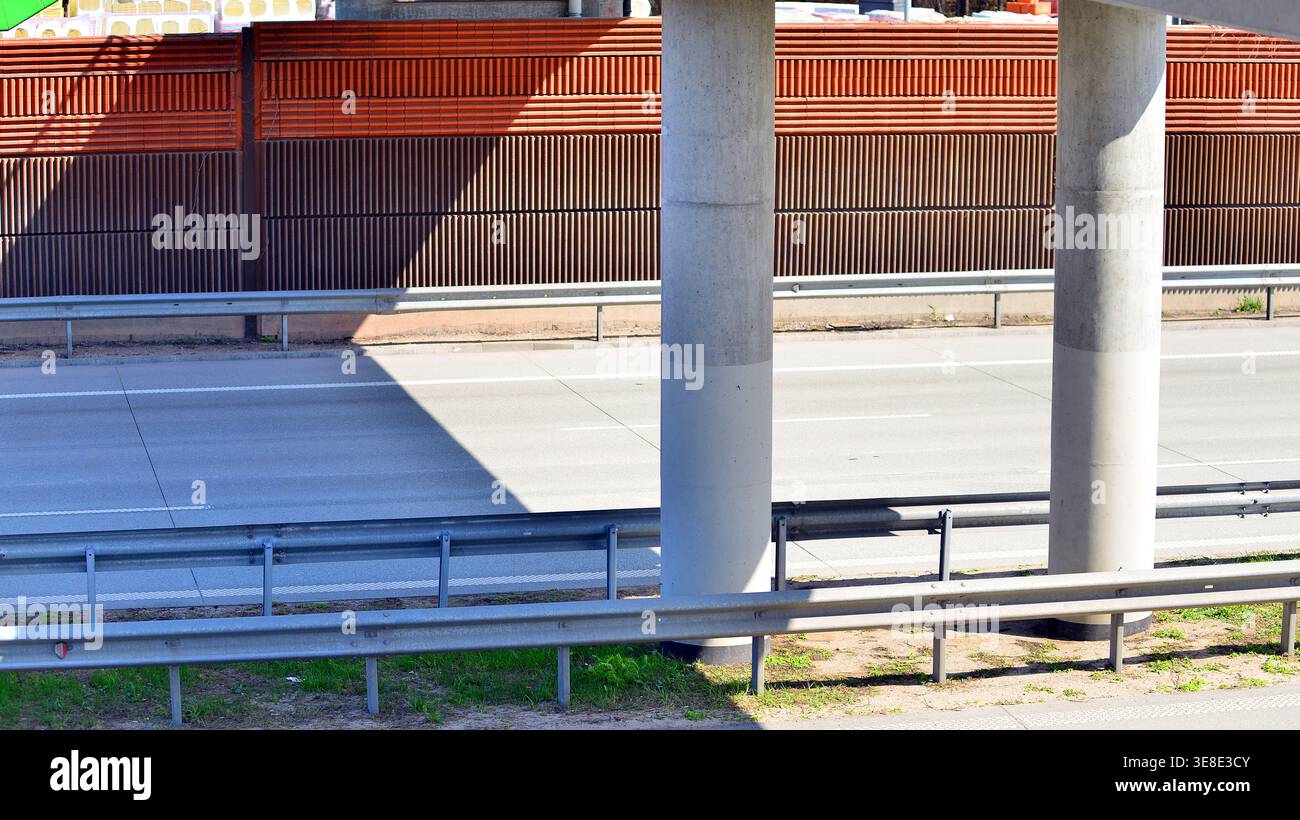 Wesola, Pologne. 13 avril 2026. Vue sur la voie express S17, contournement sud de Varsovie dans le quartier Wawer. Banque D'Images