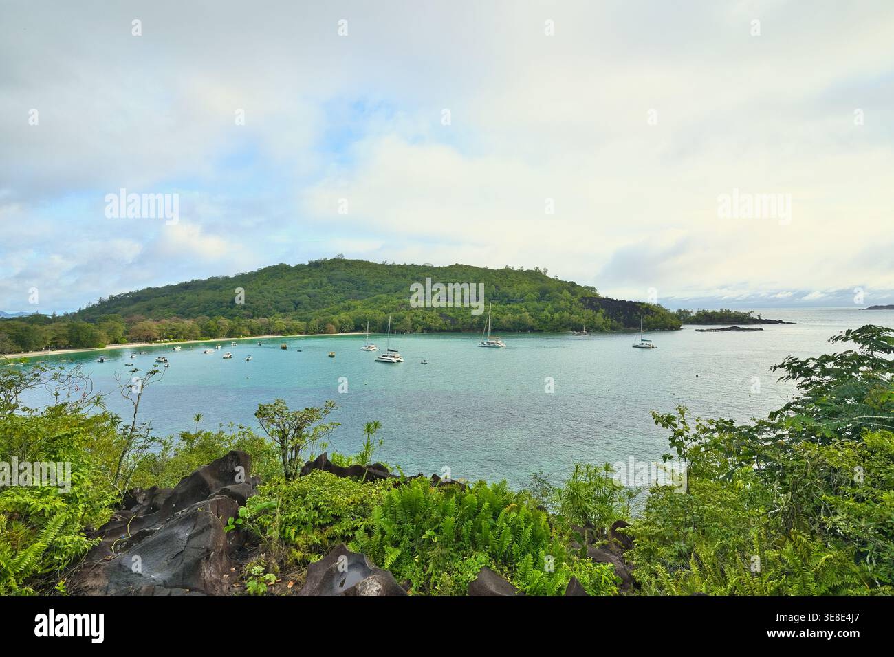 Point de vue sur la plage du port launay, Mahé, Seychelles Banque D'Images