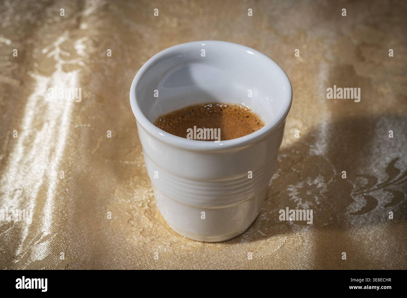 Espresso italien dans une petite tasse blanche Banque D'Images