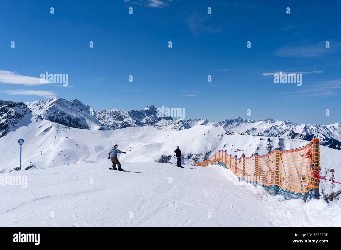 Snowboarders en pente à Fellhorn Oberstdorf Allemagne Banque D'Images