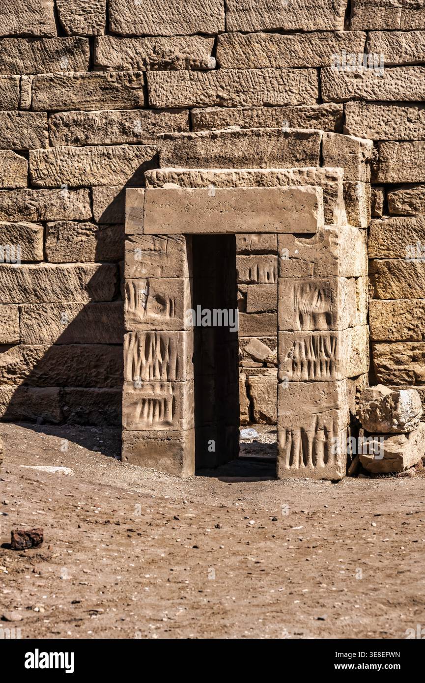 Porte latérale du Temple de Hathor, complexe du Temple de Dendera, Egypte. Février 2023 Banque D'Images