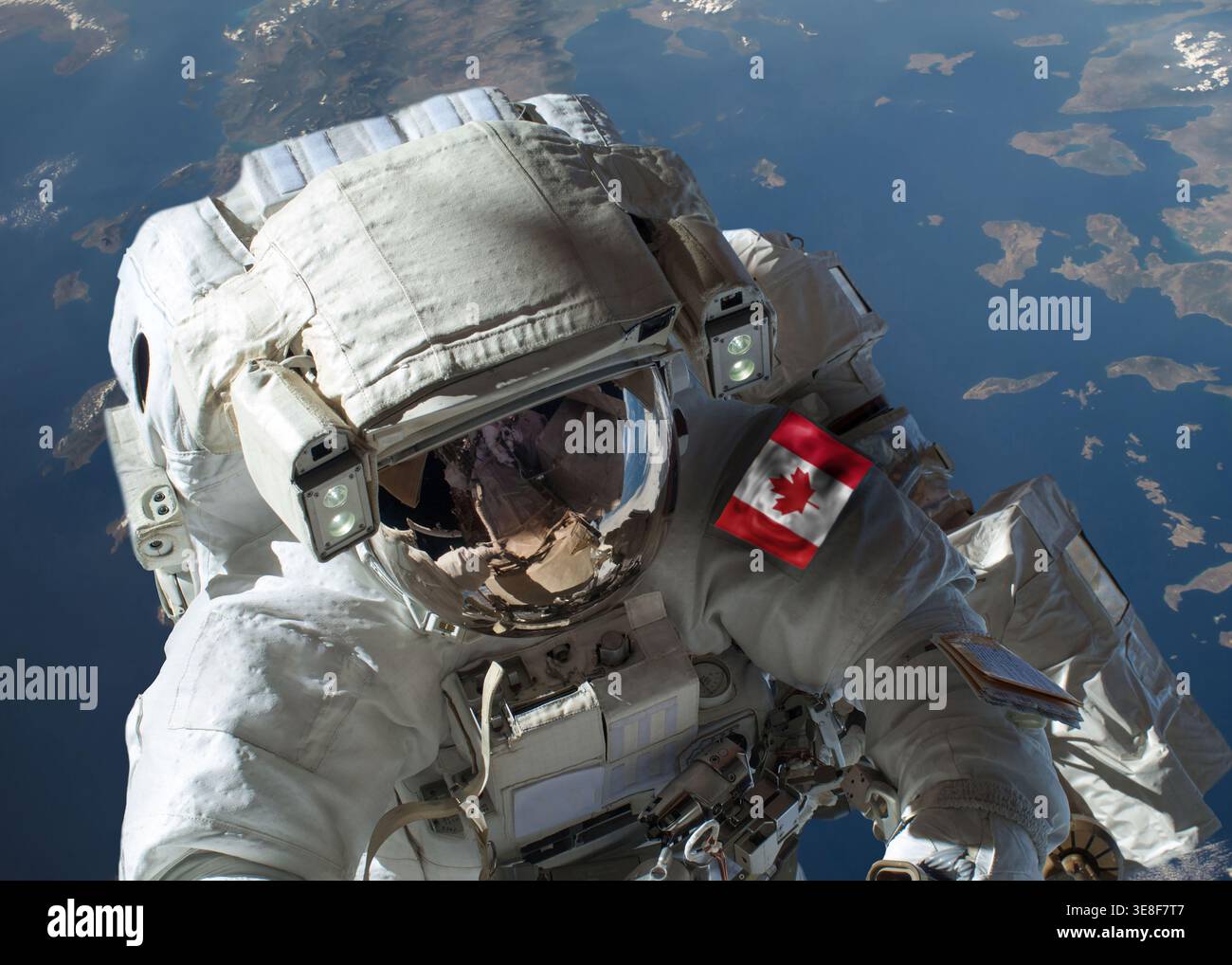 Vue rapprochée de l'astronaute canadien dans l'espace extra-atmosphérique lors d'une sortie dans l'espace avec la planète Terre en arrière-plan. Éléments de cette image fournis par la NASA Banque D'Images