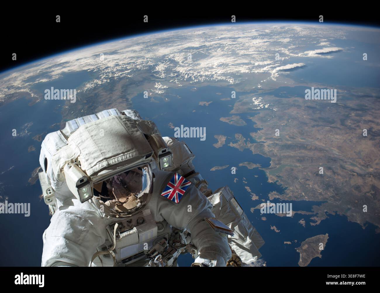 Astronaute britannique dans l'espace extra-atmosphérique lors d'une sortie dans l'espace avec la planète Terre en arrière-plan. Éléments de cette image fournis par la NASA Banque D'Images