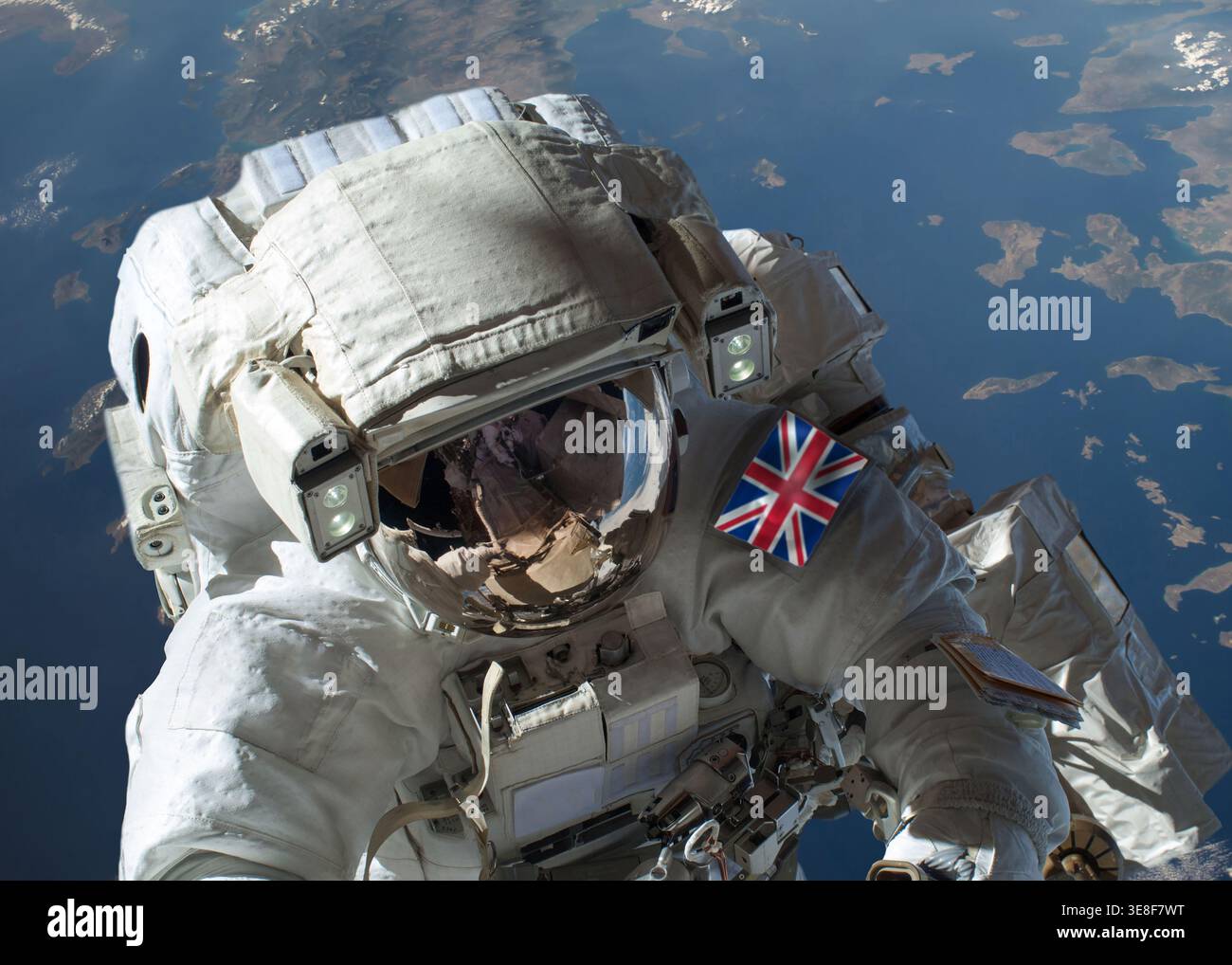 Vue rapprochée de l'astronaute britannique dans l'espace extra-atmosphérique lors d'une sortie dans l'espace avec la planète Terre en arrière-plan. Éléments de cette image fournis par la NASA Banque D'Images