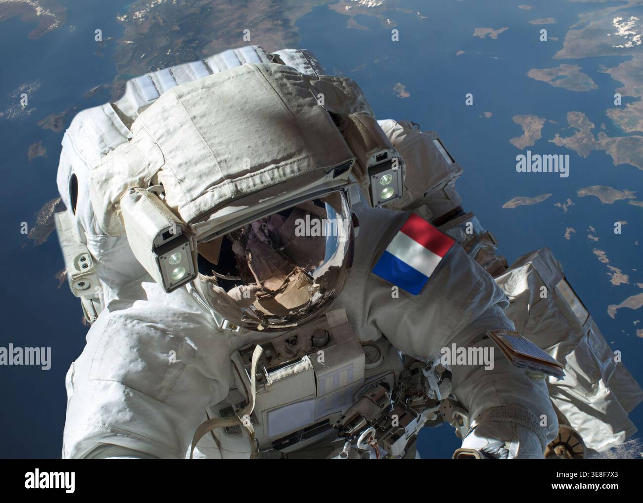 Vue rapprochée de l'astronaute français dans l'espace extra-atmosphérique lors d'une sortie dans l'espace avec la planète Terre en arrière-plan. Éléments de cette image fournis par la NASA Banque D'Images
