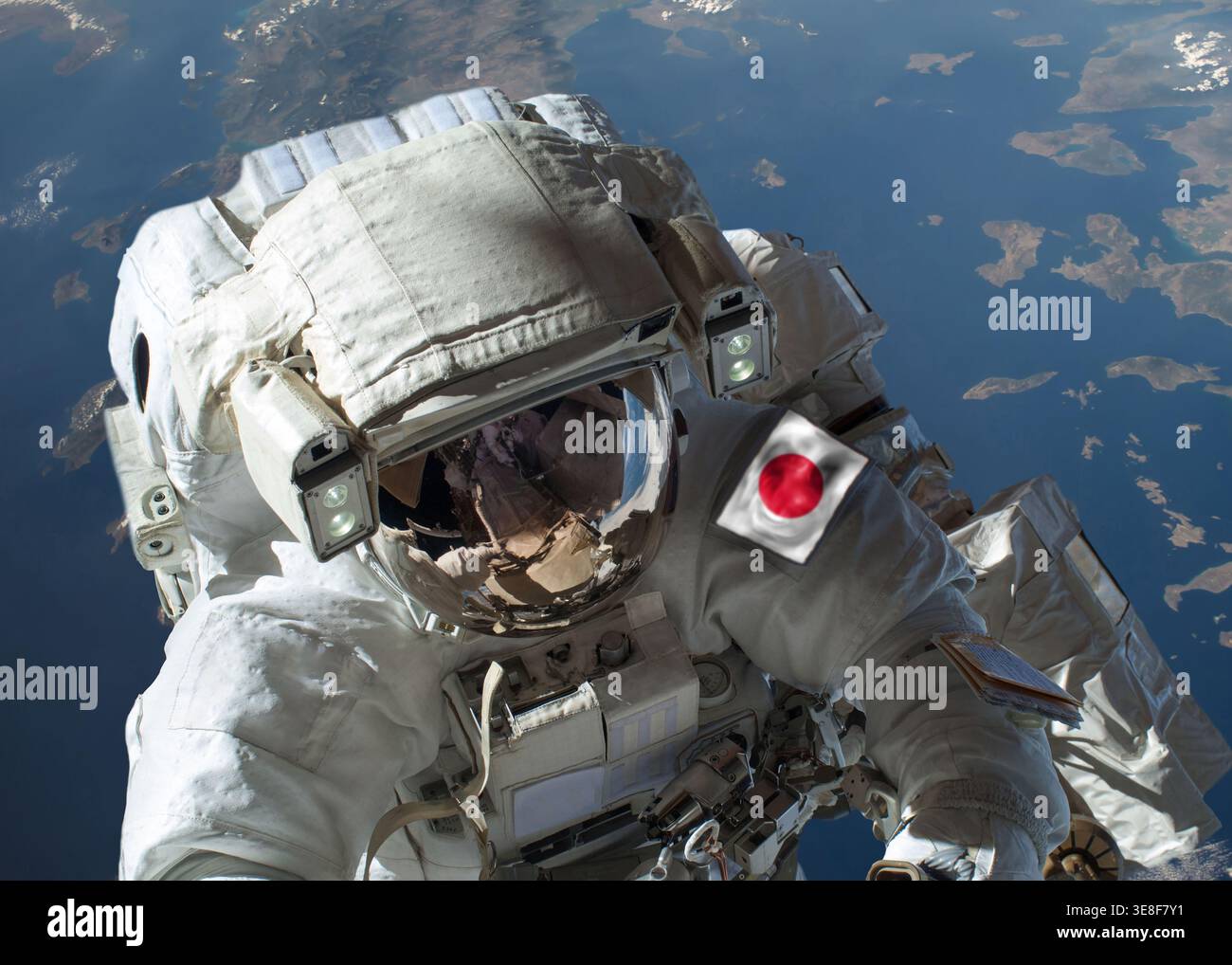Vue rapprochée de l'astronaute japonais dans l'espace extra-atmosphérique lors d'une sortie dans l'espace avec la planète Terre en arrière-plan. Éléments de cette image fournis par la NASA. Banque D'Images