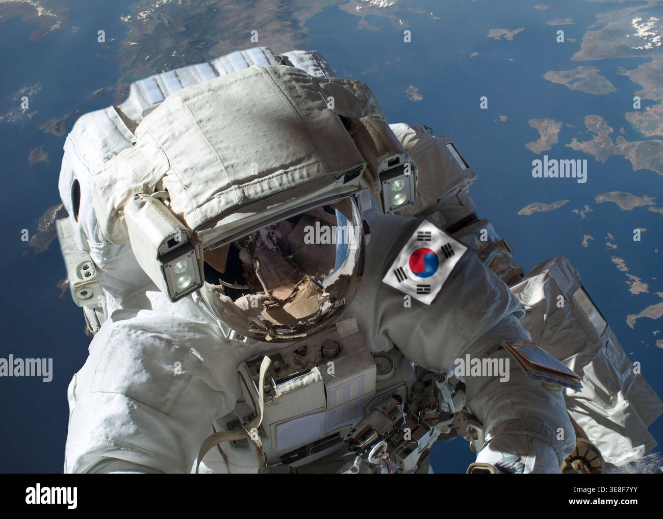 Vue rapprochée de l'astronaute sud-coréen dans l'espace extra-atmosphérique lors d'une sortie dans l'espace avec la planète Terre en arrière-plan. Éléments de cette image fournis par NAS Banque D'Images