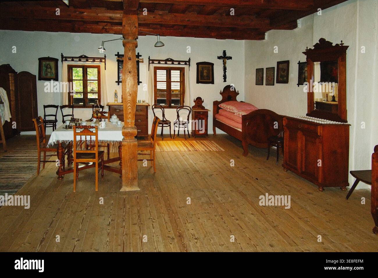 Salle commune généreuse dans le village tchèque présentant des plafonds à poutres en bois et des décorations classiques faites à la main Banque D'Images