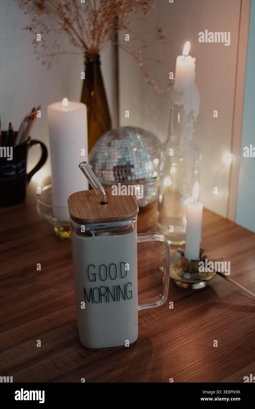 Boisson Bonjour avec bougies et boule disco Banque D'Images