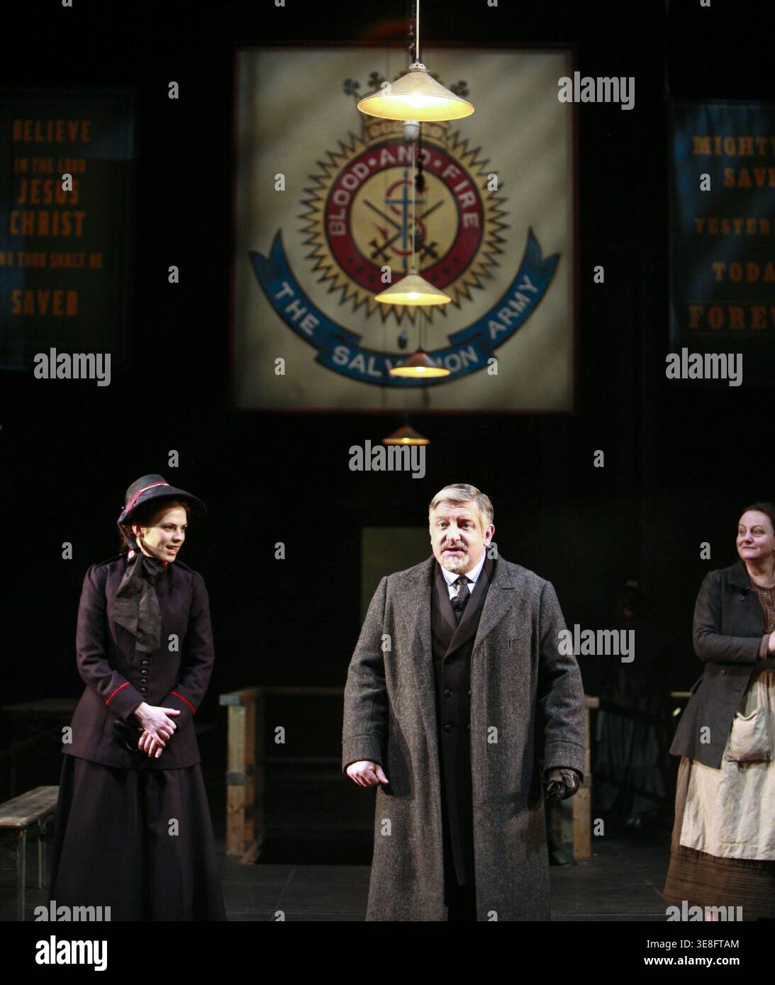 de gauche à droite : Hayley Atwell (Barbara Undershaft), Simon Russell Beale (Andrew Undershaft), Stephanie Jacob (Rummy Mitchens) dans MAJOR BARBARA de George Bernard Shaw au Olivier Theatre, National Theatre (NT), Londres SE1 04/03/2008 décor : Tom Pye costumes : Vicki Mortimer éclairage : Paul Pyant réalisateur : Nicholas Hytner Banque D'Images