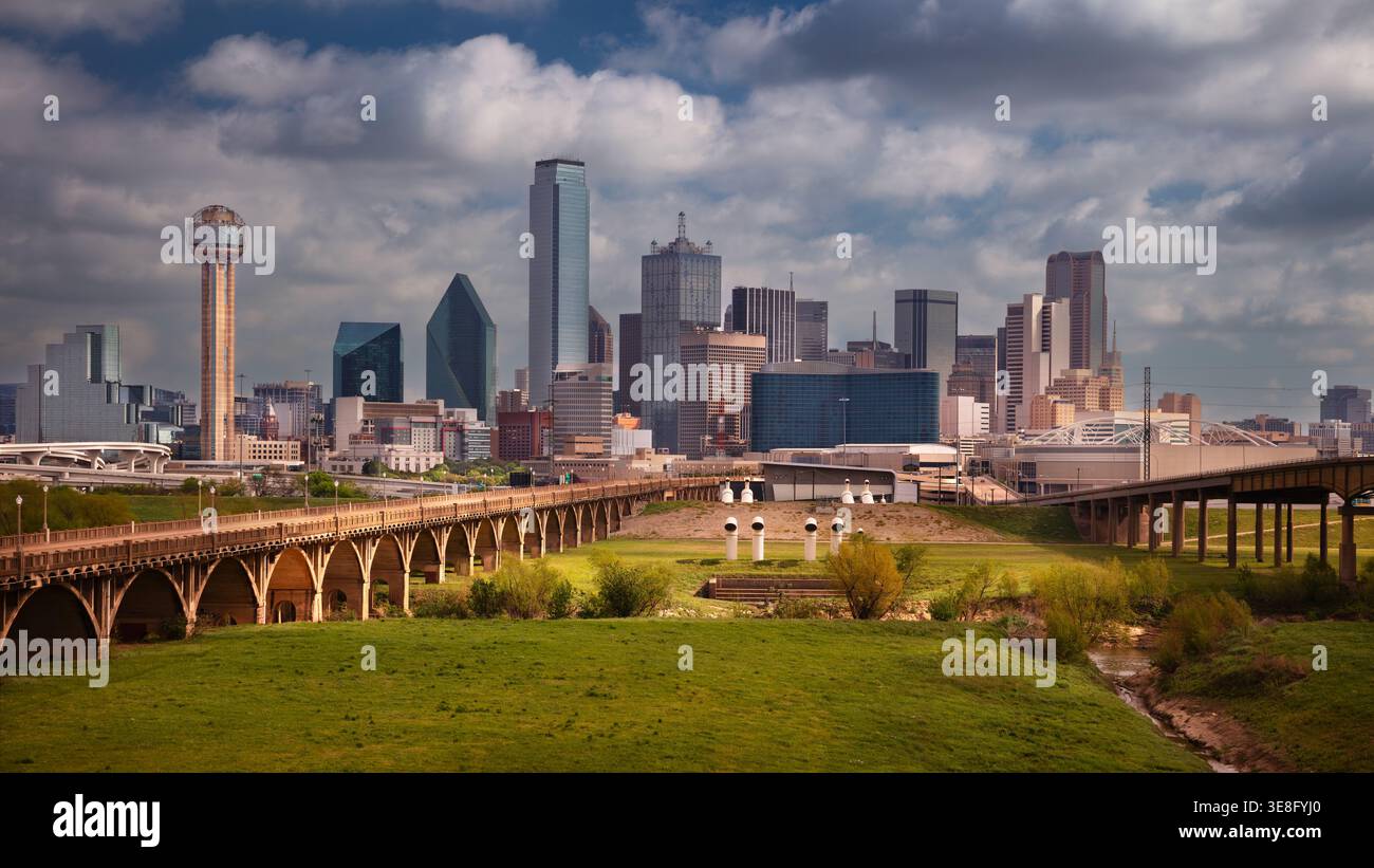 Dallas, Texas, États-Unis. Image de paysage urbain de Dallas, Texas au lever du soleil au printemps. Banque D'Images