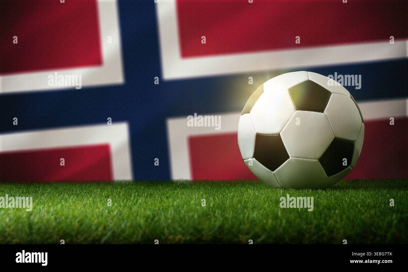 Un ballon de football est assis sur une herbe luxuriante devant le drapeau norvégien, avec une lumière douce soulignant les textures, évoquant l'esprit sportif, l'identité nationale et la compétition Banque D'Images