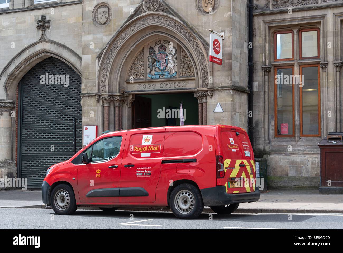 Une petite camionnette Royal mail garée devant la succursale de St Aldates Post Office dans le centre d'Oxford, au Royaume-Uni Banque D'Images