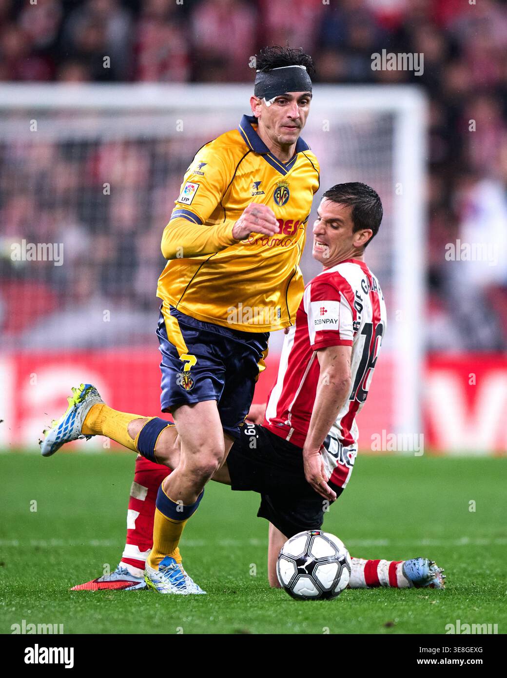 Gerard Moreno de Villarreal CF avec le ballon lors du match LaLiga EA Sports entre Athletic Club et Villarreal CF à Estadio San Mames le 1er avril Banque D'Images