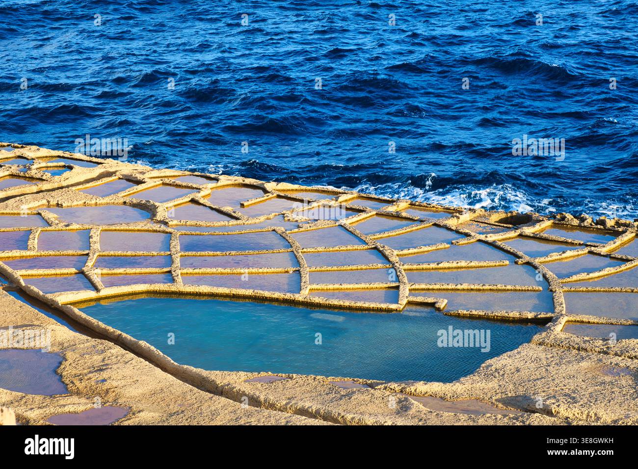 Piscines collectant le sel marin de la mer Méditerranée Banque D'Images