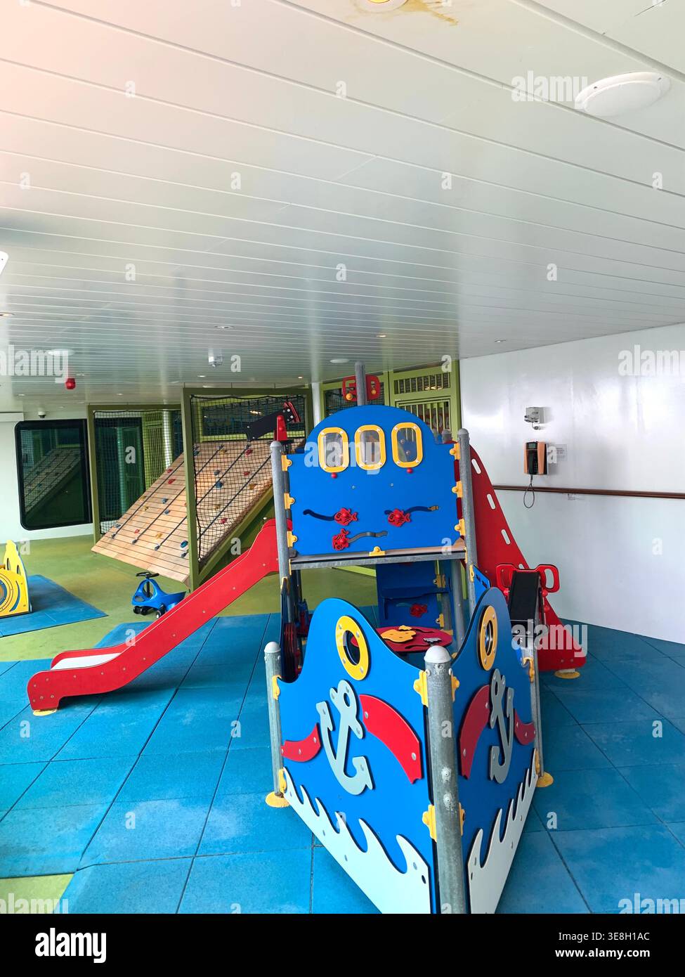 L'horizon moderne de Rotterdam et la marque City's Make It Happen dans le bâtiment du terminal soleil d'hiver à l'extérieur des personnes travaillant le navire de croisière Iona P@O - Image de stock capturée avec un smartphone