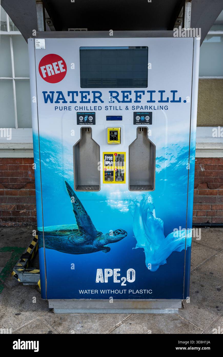 Station de remplissage d'eau APE 2 O offrant des recharges d'eau respectueuses de l'environnement et sans plastique avec un don à une association caritative. Banque D'Images