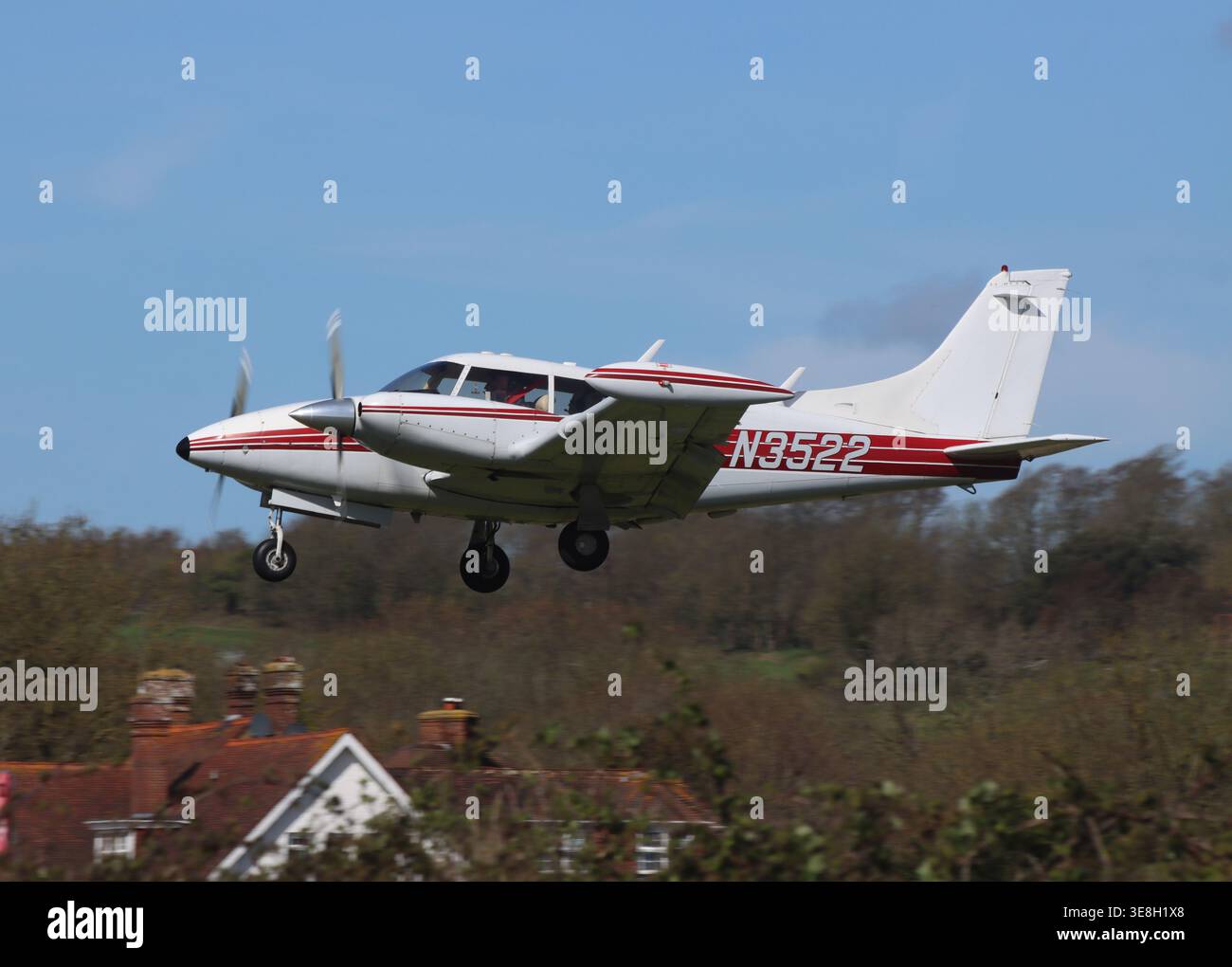 Un Piper PA-30 Twin Comanche arrivant à l'aéroport de Brighton City Banque D'Images