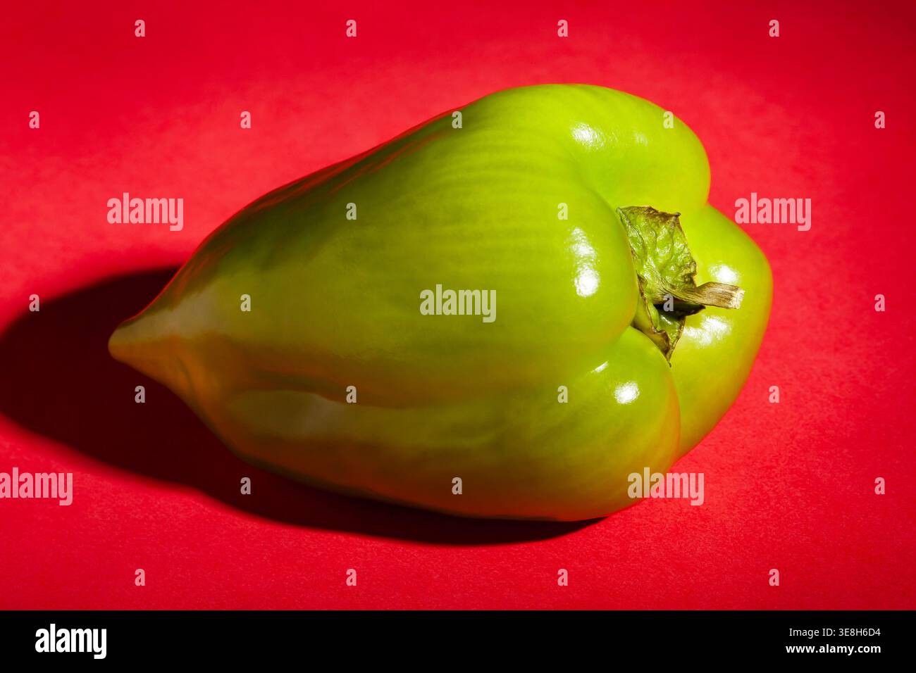 poivre vert sur fond rouge Banque D'Images