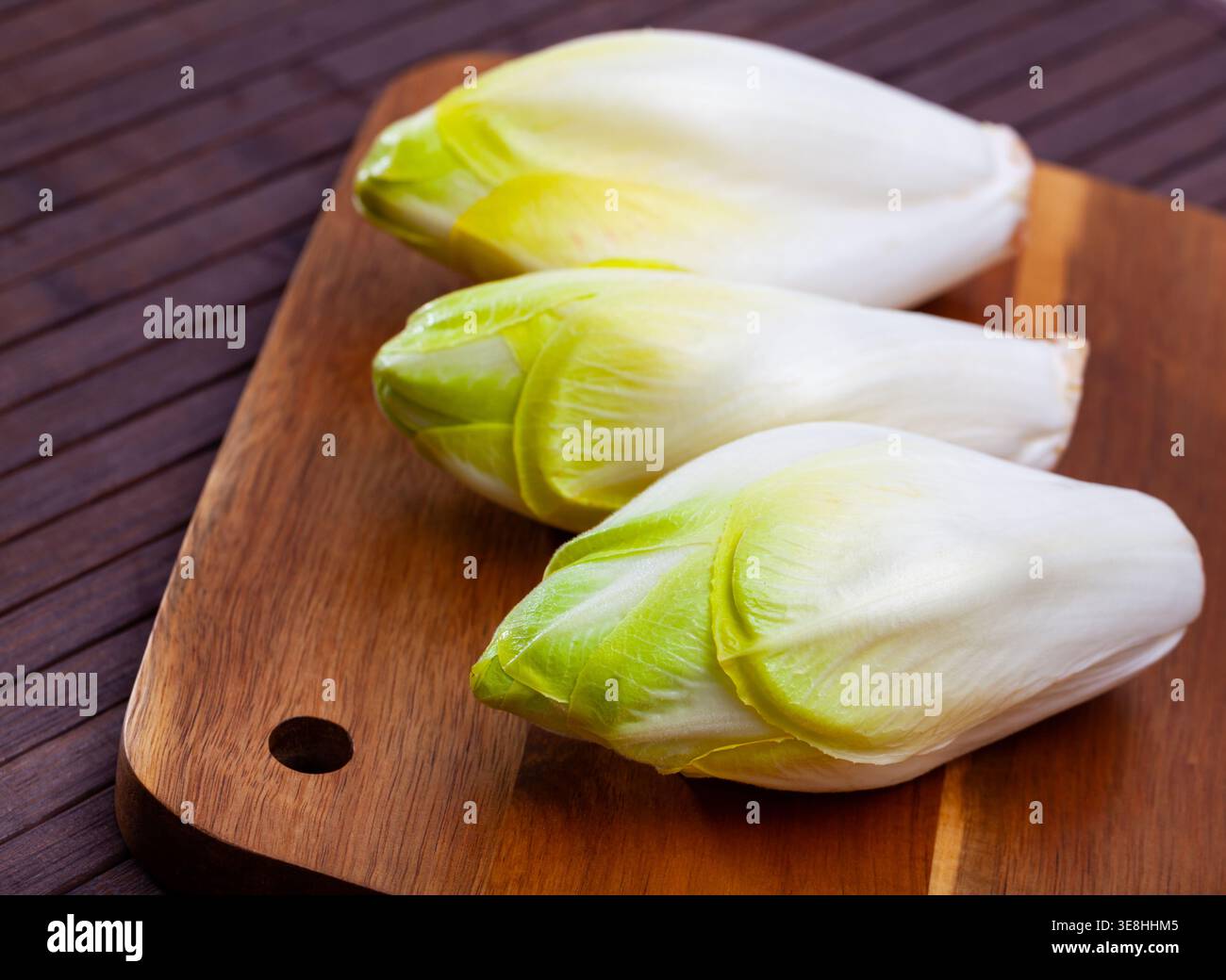Tête de chicorée d'endive belge sur une table en bois Banque D'Images