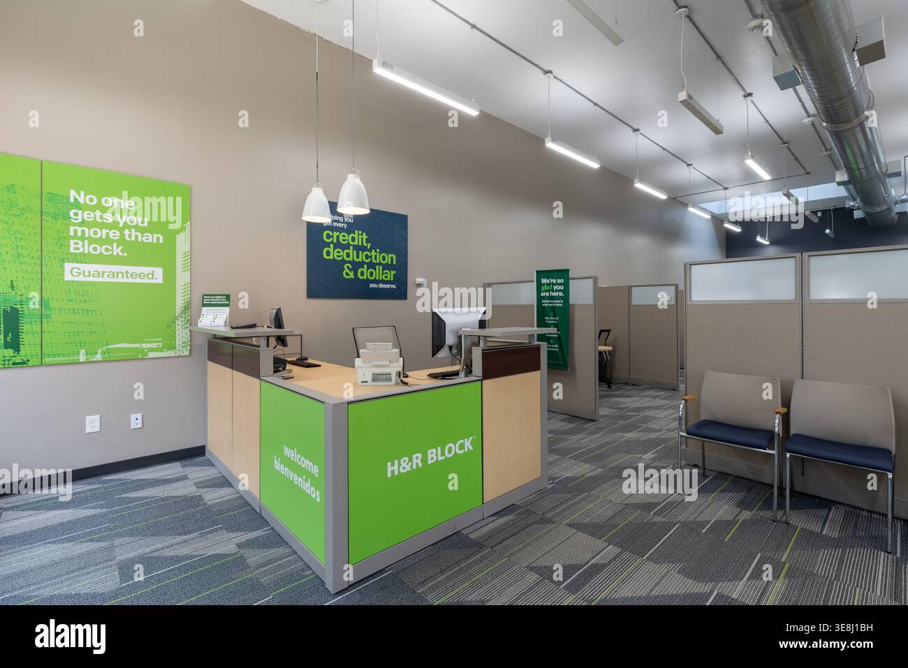 Intérieur d'un bureau de préparation fiscale H&R Block avec réception et cabines privées, Hackensack, New Jersey. Banque D'Images