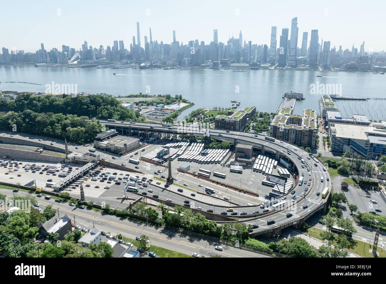 Vue aérienne de l'approche du tunnel Lincoln à Weehawken, New Jersey avec les gratte-ciel de Midtown Manhattan à travers l'Hudson River Banque D'Images