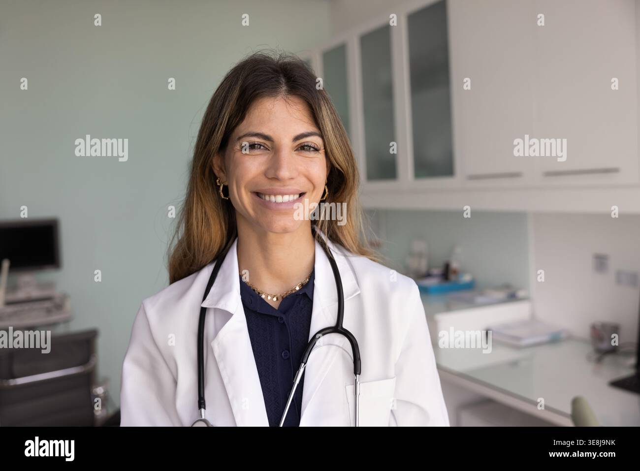 Portrait de tête de femme latine souriante médecin Banque D'Images