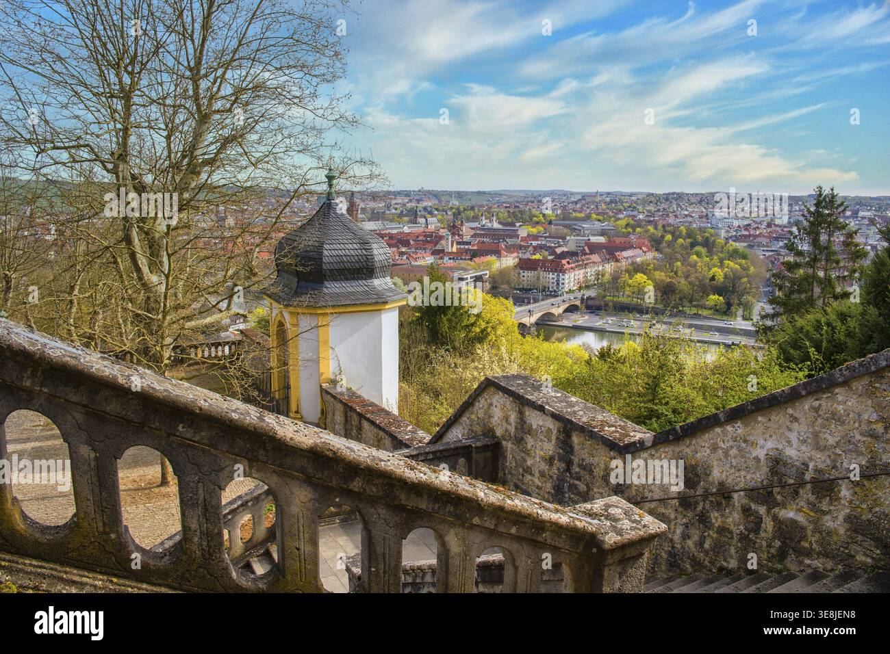 Une vue de Wuerzbourg depuis l'église de pèlerinage sur Nikolausberg Banque D'Images
