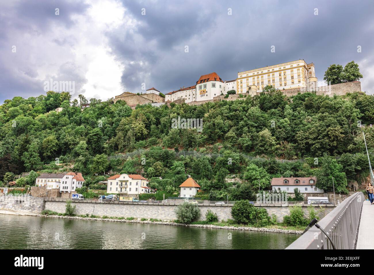 Passau, Allemagne - 21 juillet 2023 : vue panoramique du château Veste Oberhaus sur le Danube. Forteresse antique à Passau, Basse-Bavière, Allemagne Banque D'Images