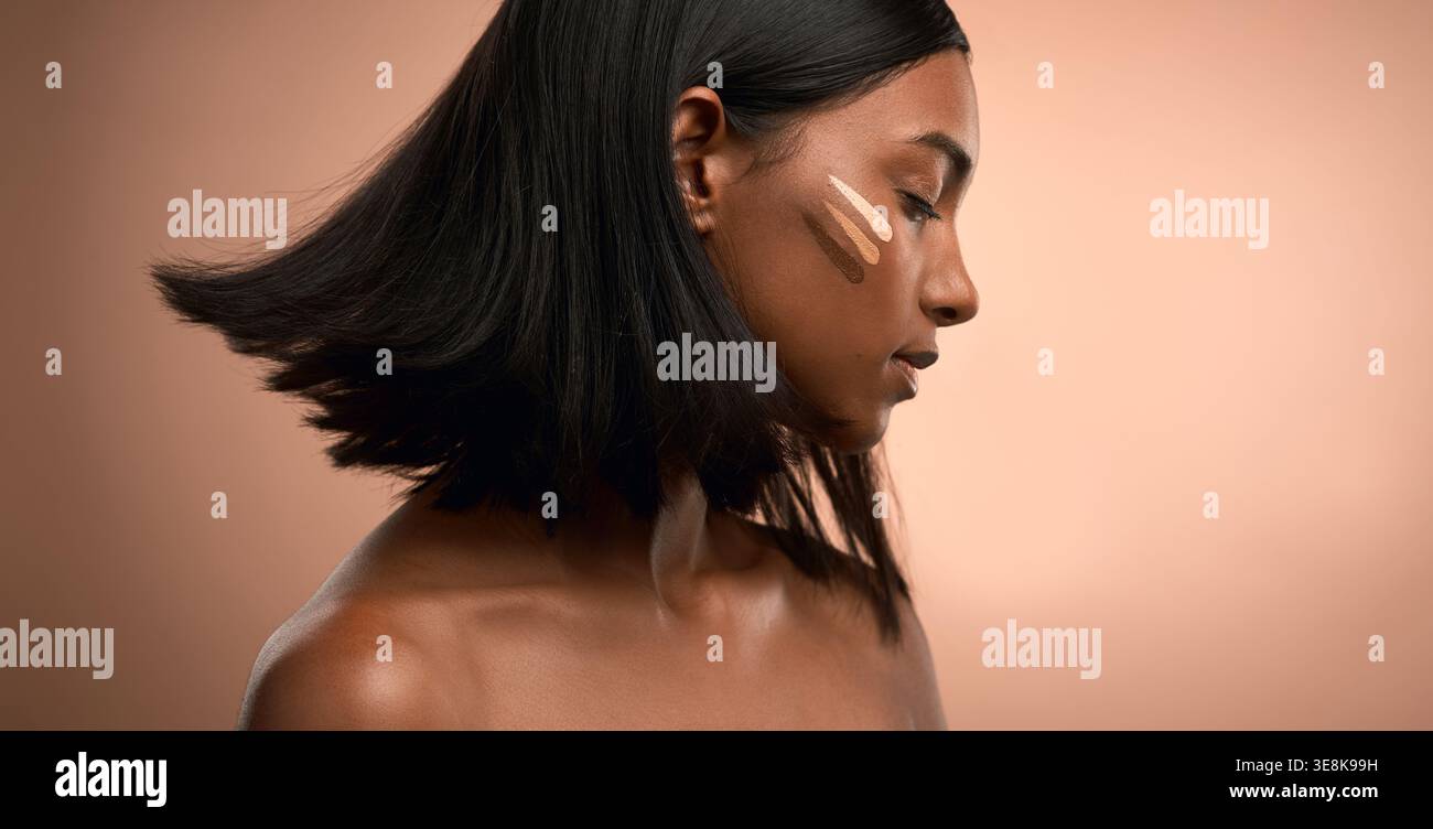 Cosmétiques, lignes ou femme avec fondation en studio, nuance de contour ou test d'ombre pour la beauté naturelle. Maquillage, espace ou personne avec surligneur pour Banque D'Images