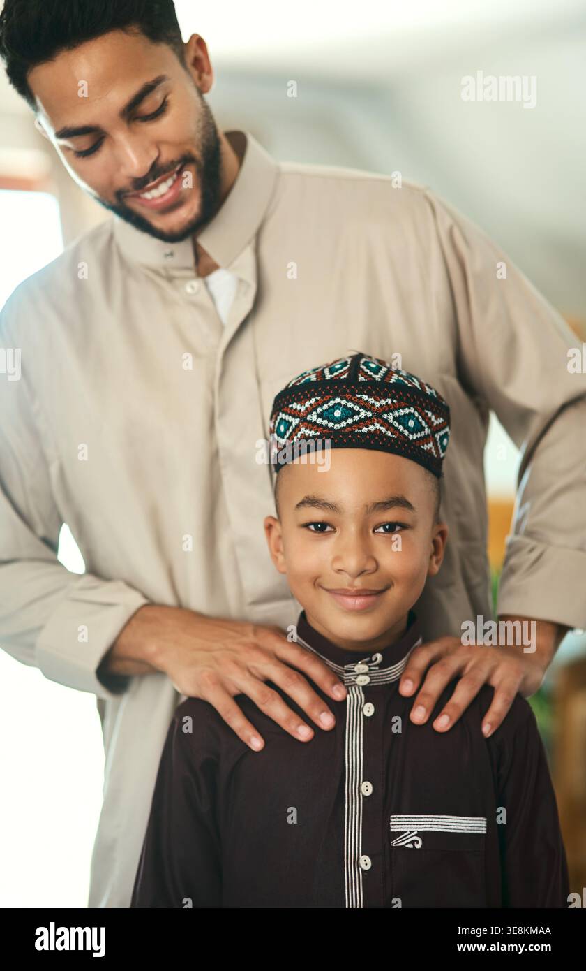 Famille musulmane, papa et enfant dans la maison avec amour, portrait et sourire pour la célébration du nouvel an islamique. Muharram moubarak, heureux père et parent Banque D'Images