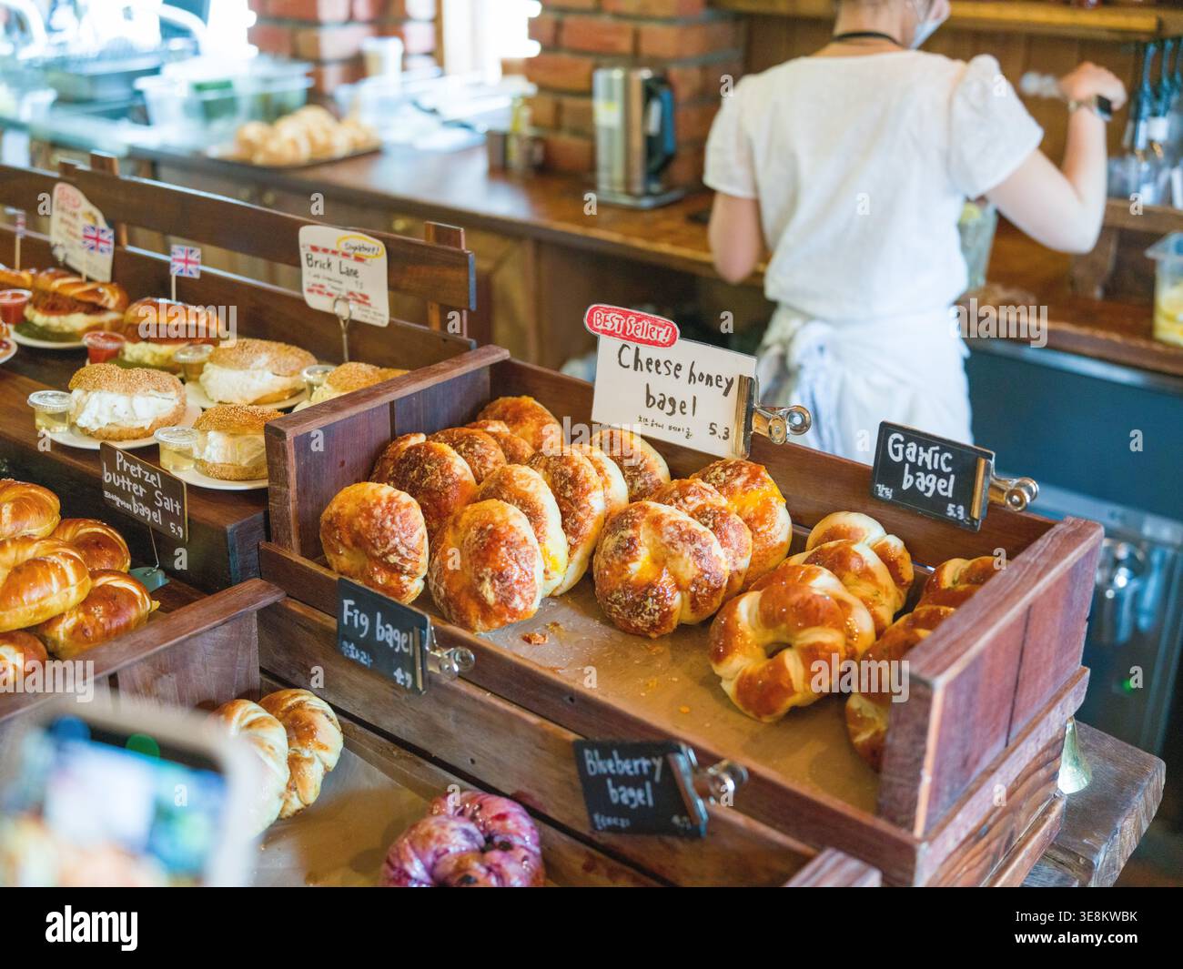 Vitrine de boulangerie Artisan View avec étagères en bois. Cette image présente un cas de boulangerie, le point de vue du client, un cas en verre. À l'intérieur d'un artisa confortable Banque D'Images