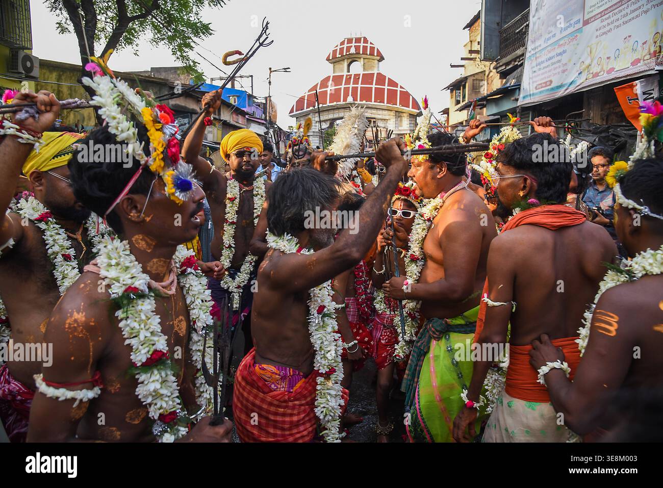 Festival de Gajan en Inde les dévots hindous participant à une procession religieuse sur le festival de Gajan à Kolkata. Le festival, dédié au Seigneur Shiva, est marqué par des pratiques de dévotion intenses et des rituels de feu traditionnels. Le 13 avril 2026 à Kolkata, Inde. Kolkata West Bengale India Copyright : xDipaxChakrabortyx Banque D'Images