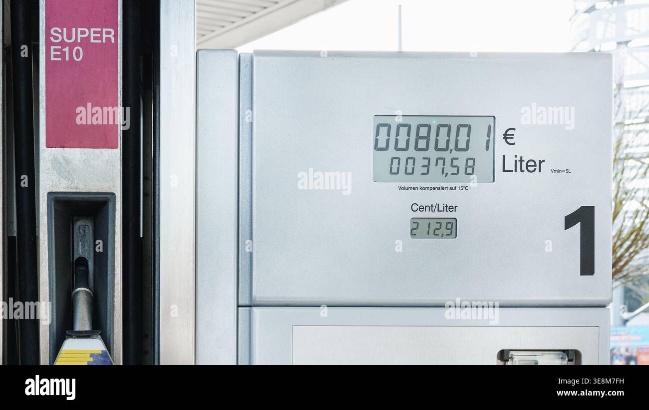 Prix élevés du carburant dans la station-service en libre-service en Europe. Banque D'Images