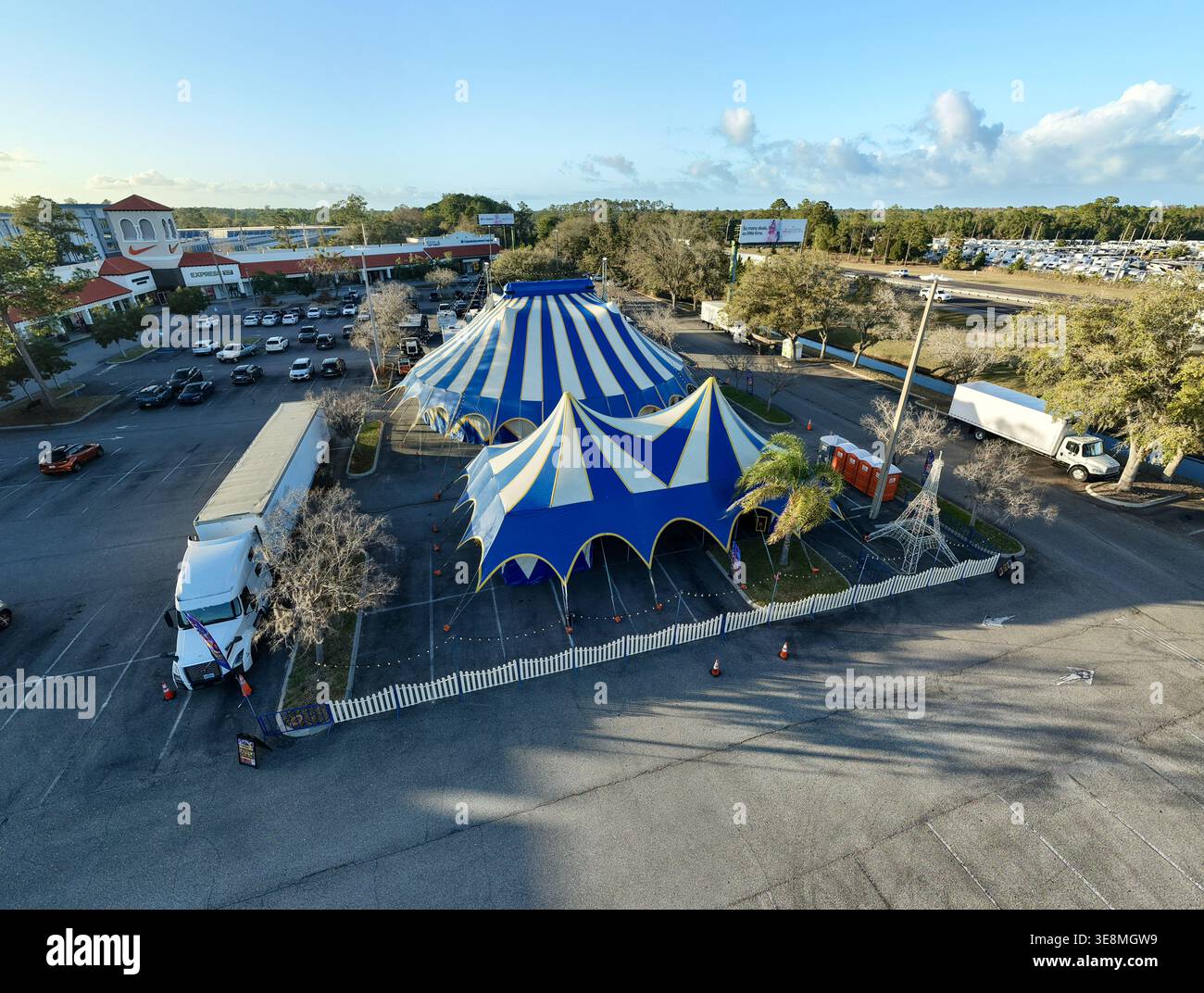 Vue aérienne des tentes de cirque rayées bleues et blanches dressées hautes sur fond de paysage urbain environnant, offrant Augustine, Floride, Banque D'Images