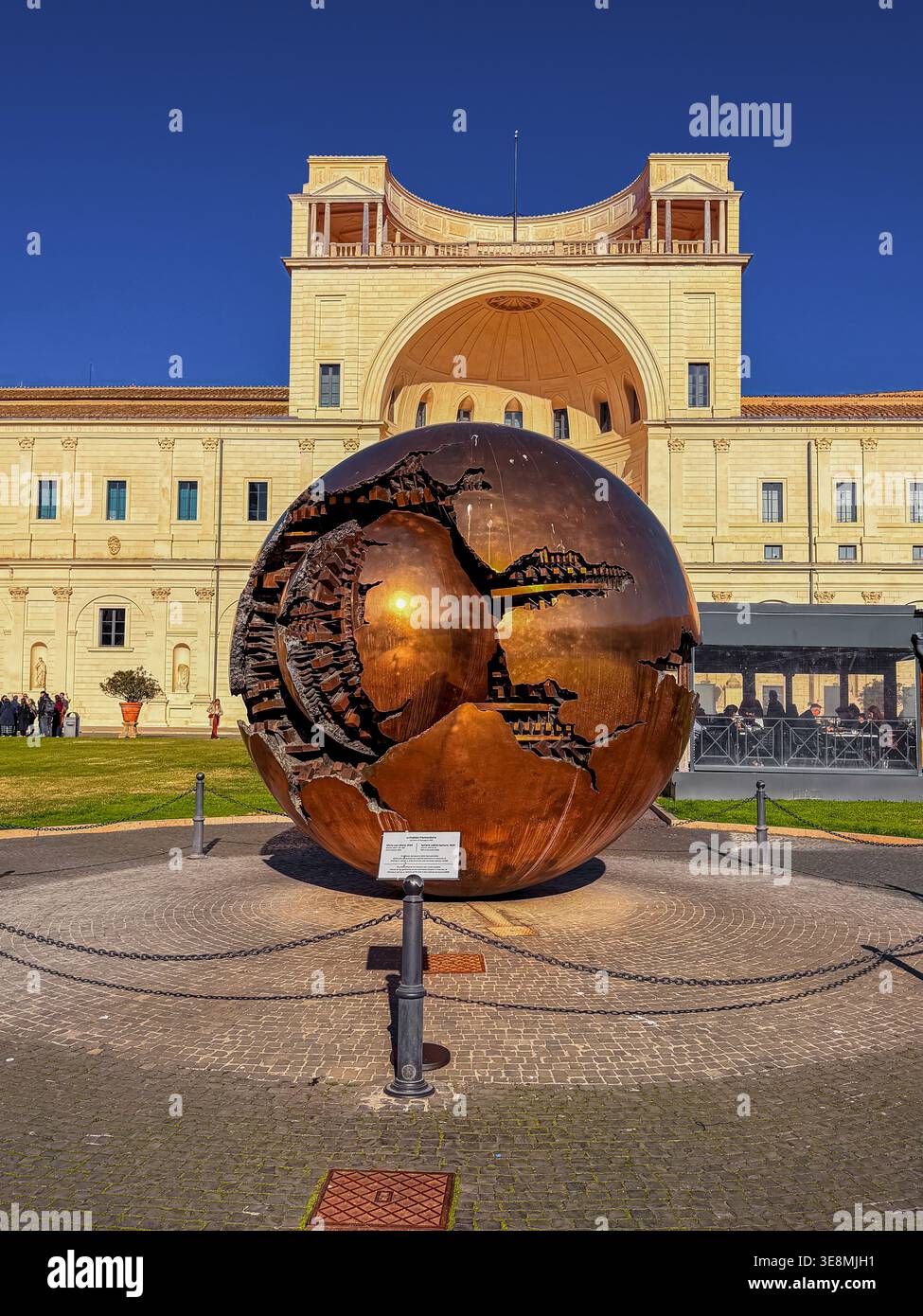 Globe d'or dans la cour des pins des musées du Vatican, sculpture en bronze intitulée sphère dans sphère du sculpteur italien Arnaldo Pomodoro , Banque D'Images