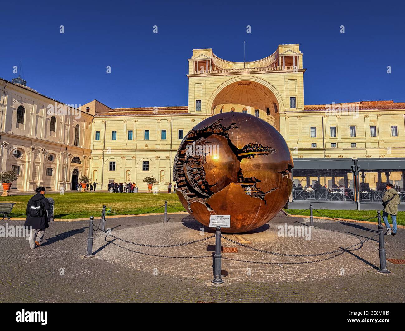 Globe d'or dans la cour des pins des musées du Vatican, sculpture en bronze intitulée sphère dans sphère du sculpteur italien Arnaldo Pomodoro , Banque D'Images