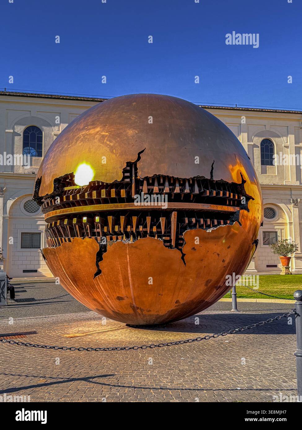 Globe d'or dans la cour des pins des musées du Vatican, sculpture en bronze intitulée sphère dans sphère du sculpteur italien Arnaldo Pomodoro , Banque D'Images