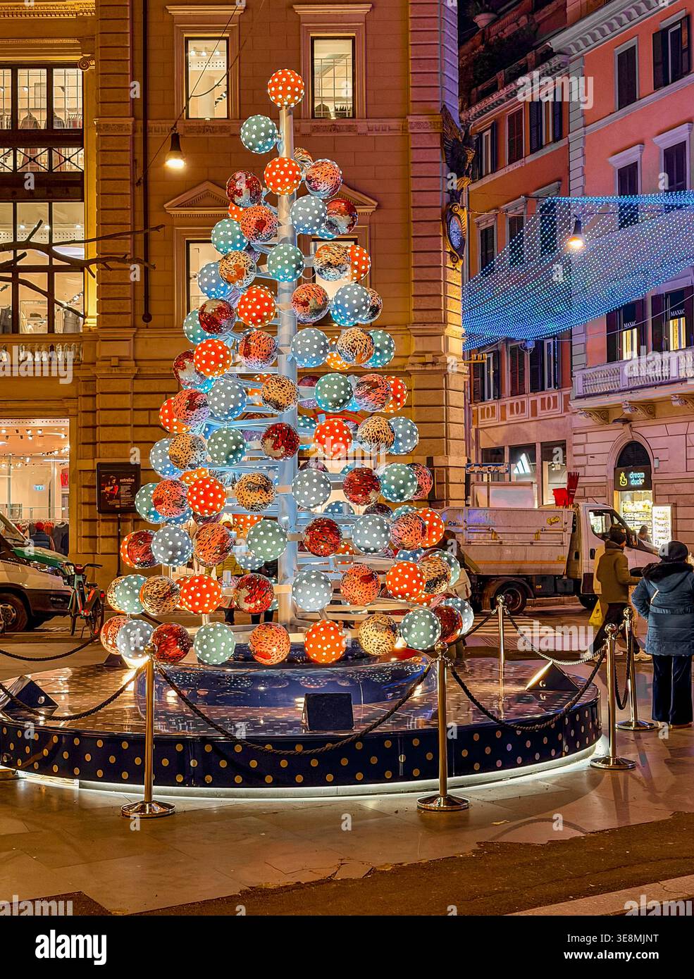 Un arbre de Noël à Largo Carlo Goldoni, une petite place à Rome, Italie Banque D'Images