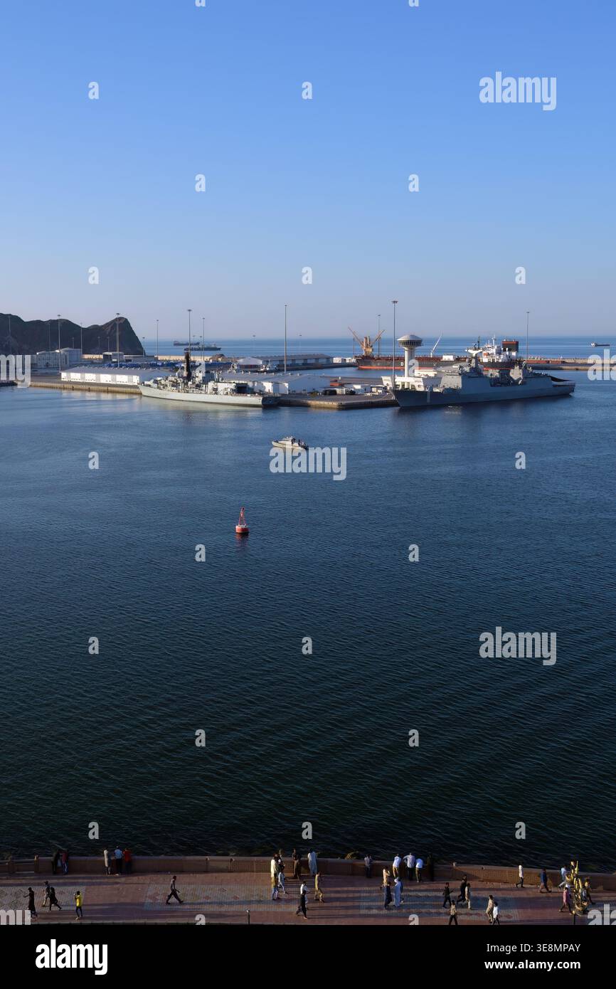 Muscat, Oman - 01 avril 2025 : vue sur le port depuis le fort Mutrah à Muscat. Corvette , destroyer de type 42 de la Royal Navy d'Oman et pétrolier amarré au p Banque D'Images