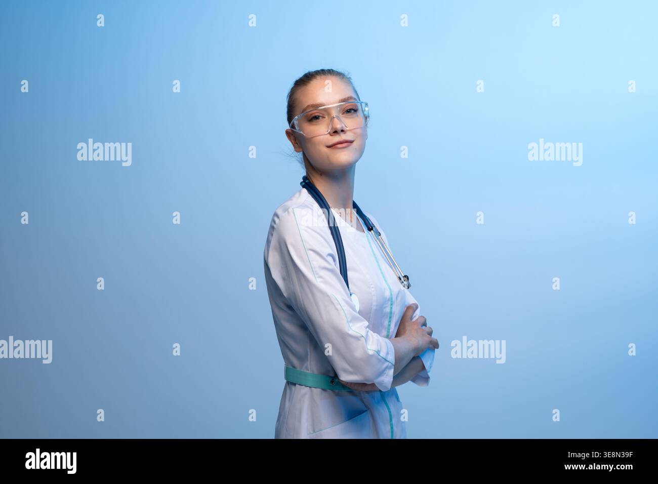 Médecin féminin avec stéthoscope portant des lunettes de sécurité Banque D'Images