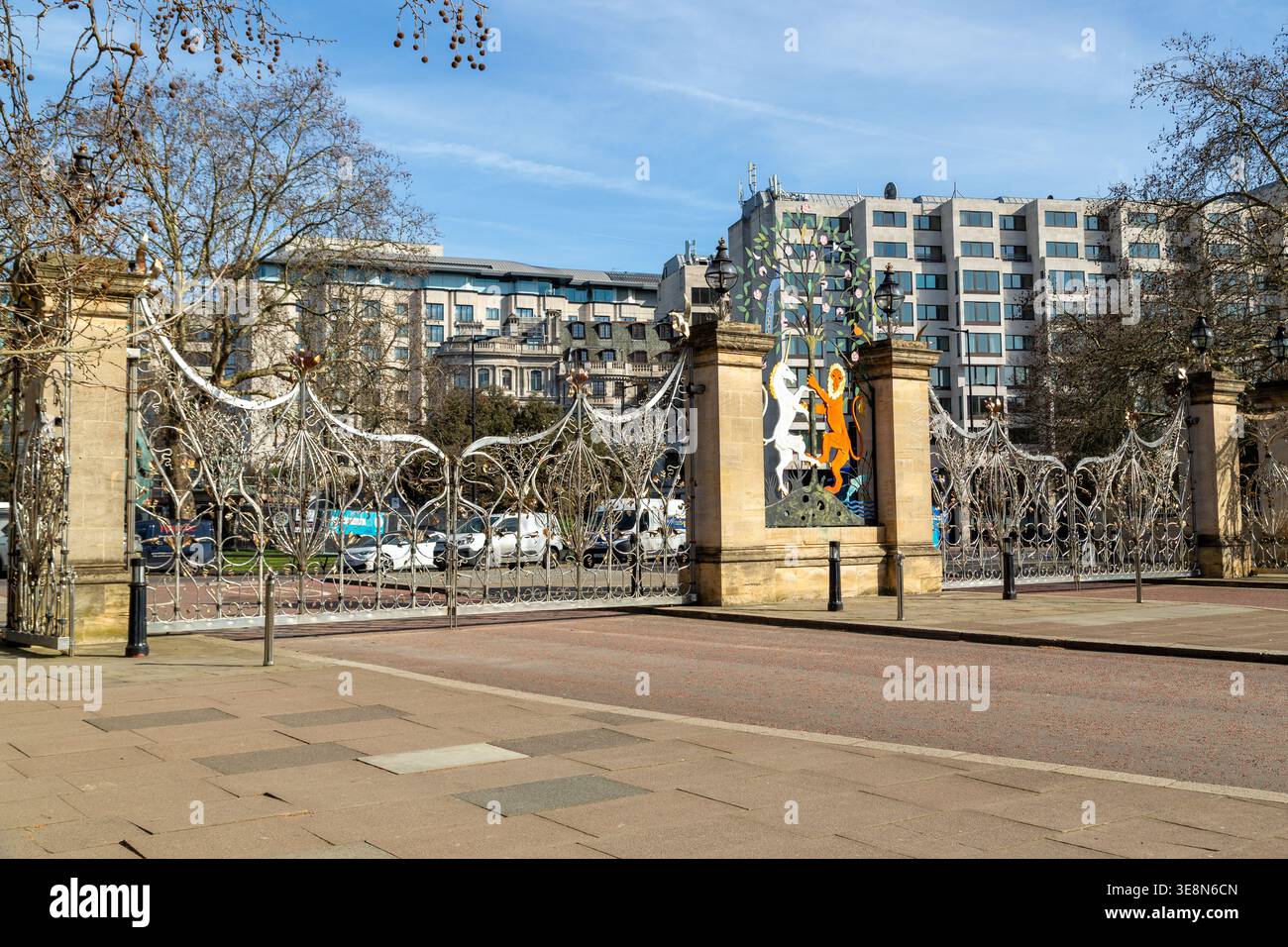 La Queen Elizabeth Gate, également connue sous le nom de Queen Mother Gates, est située à Hyde Park Corner à Londres Banque D'Images