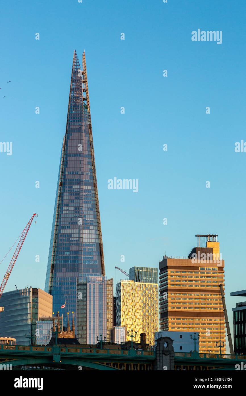 The Shard, un gratte-ciel de 95 étages à Southwark, au coucher du soleil depuis une promenade en bateau sur la Tamise Londres Banque D'Images