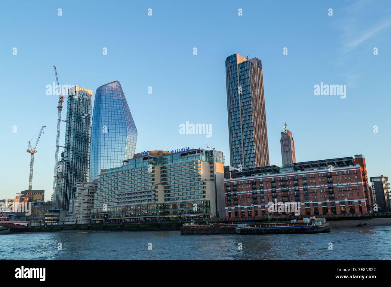 Vue sur un Blackfriars avec son renflement distinctif, Sea Containers House et la Southbank Tower depuis la Tamise, Londres Banque D'Images