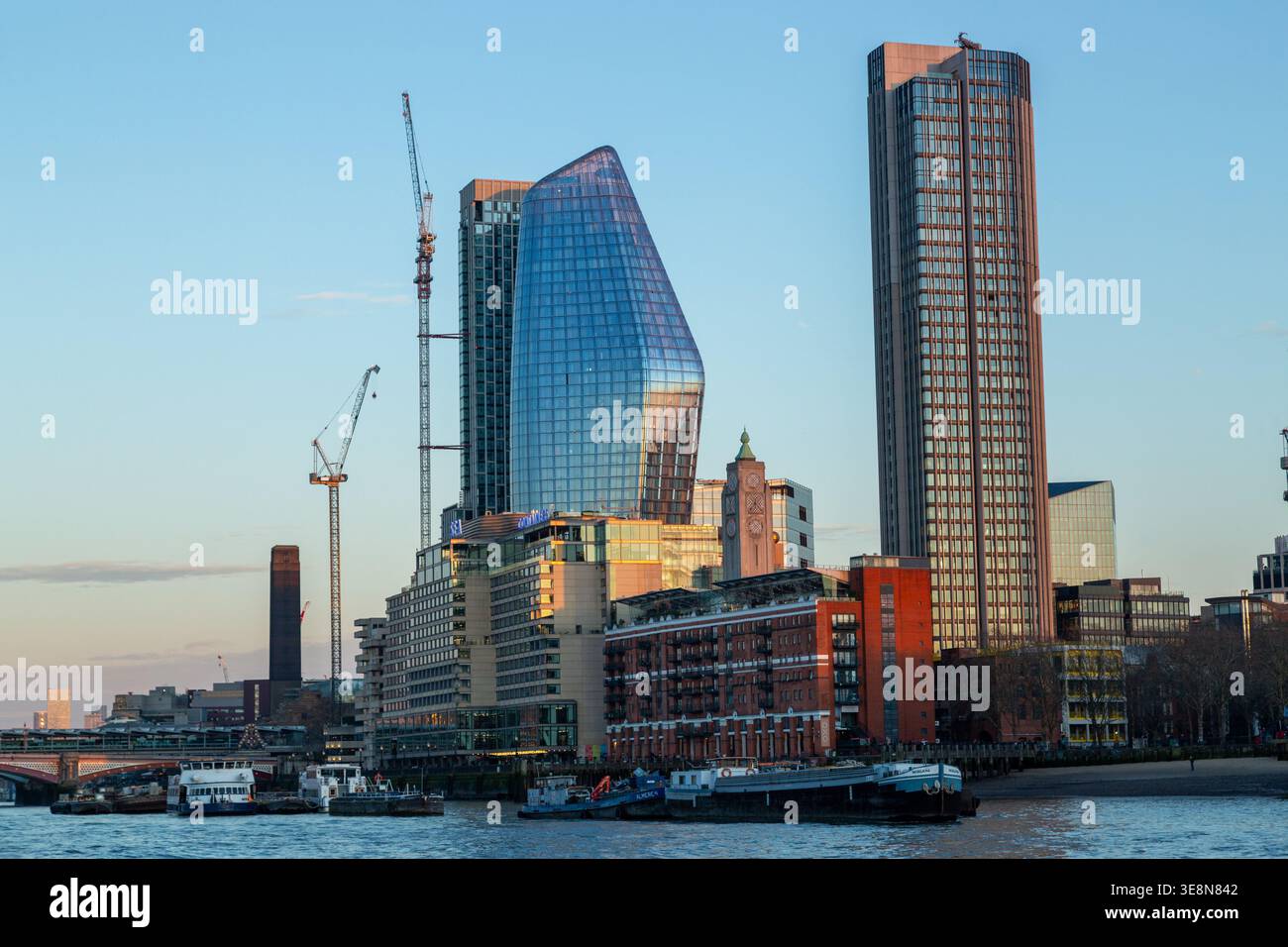 Vue sur un Blackfriars avec son renflement distinctif, Sea Containers House et la Southbank Tower depuis la Tamise, Londres. Banque D'Images