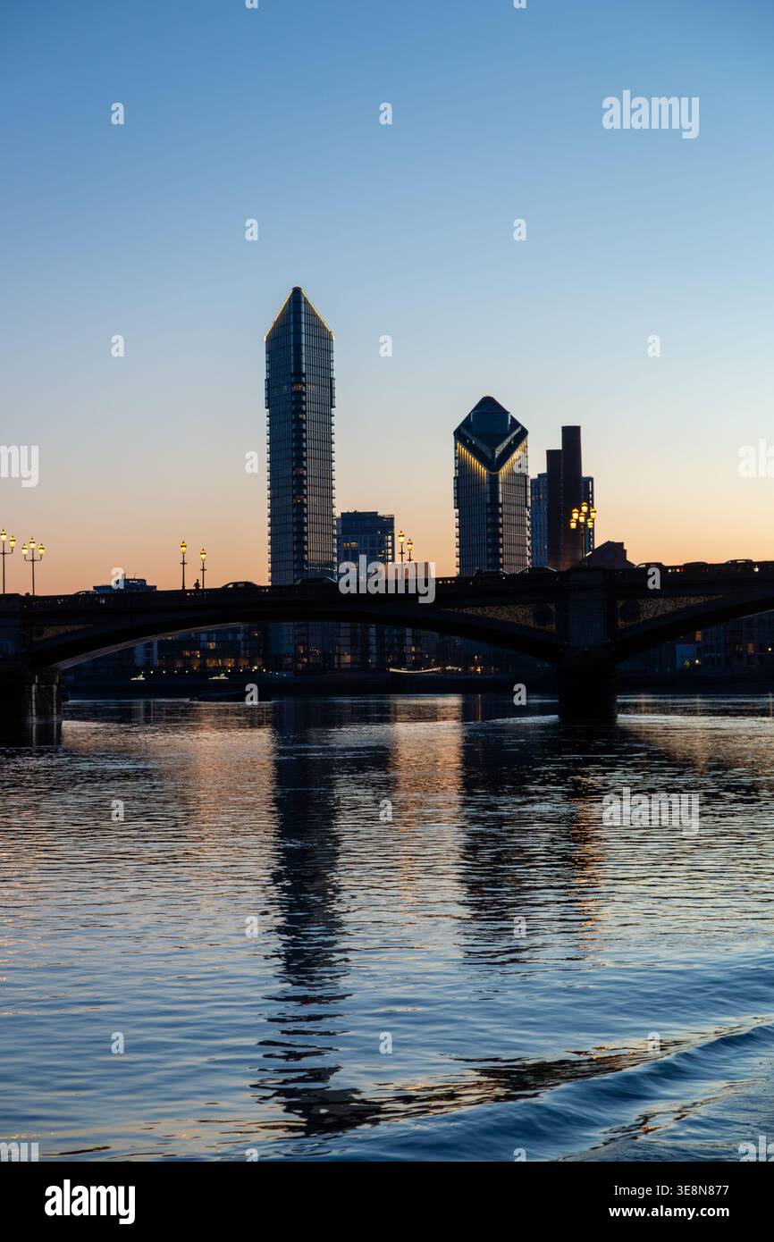 Chelsea Waterfront Towers la nuit de Battersea, Londres Banque D'Images