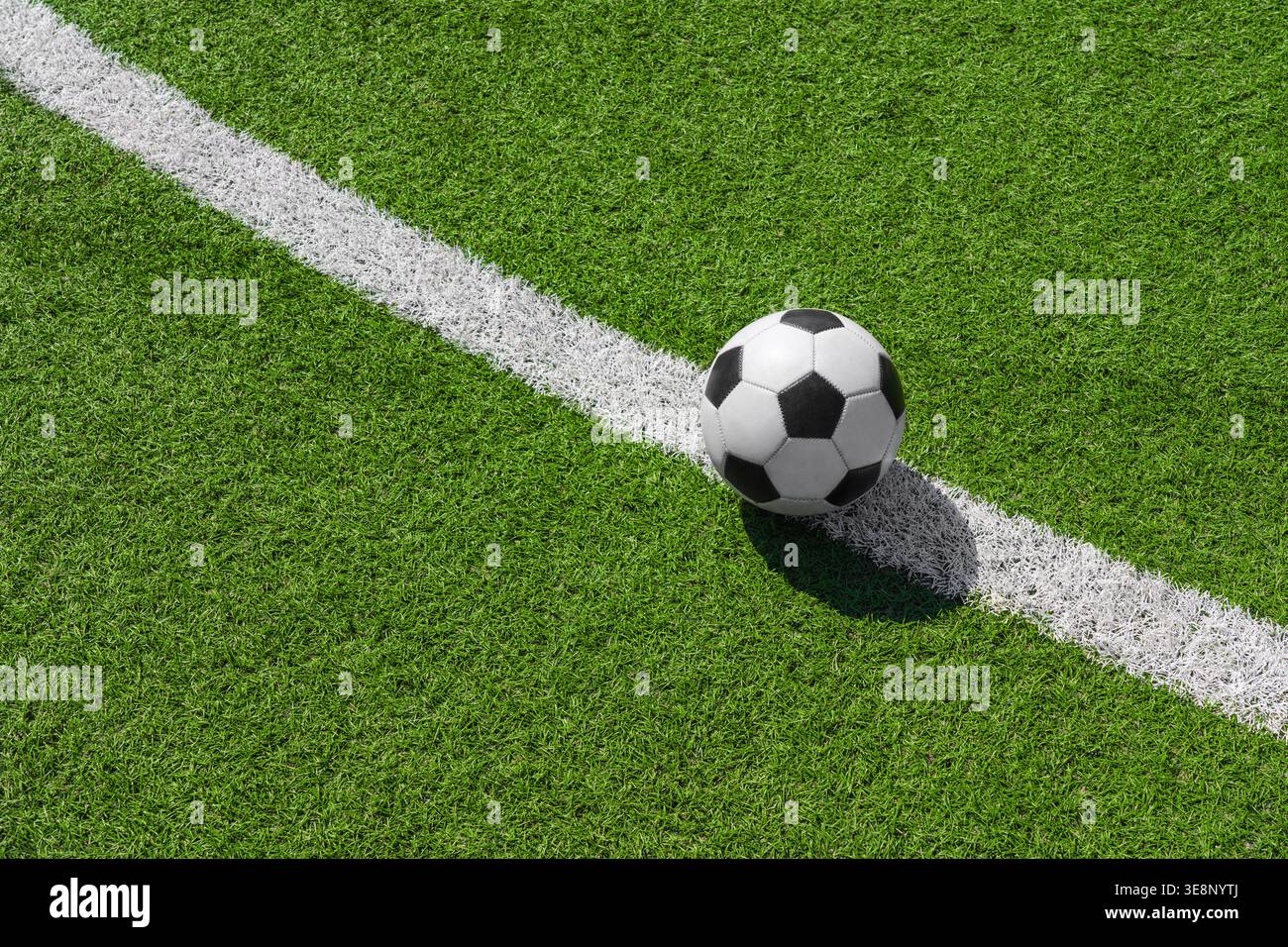 un ballon de football sur l'herbe verte sur la ligne dans le stade de football. Banque D'Images